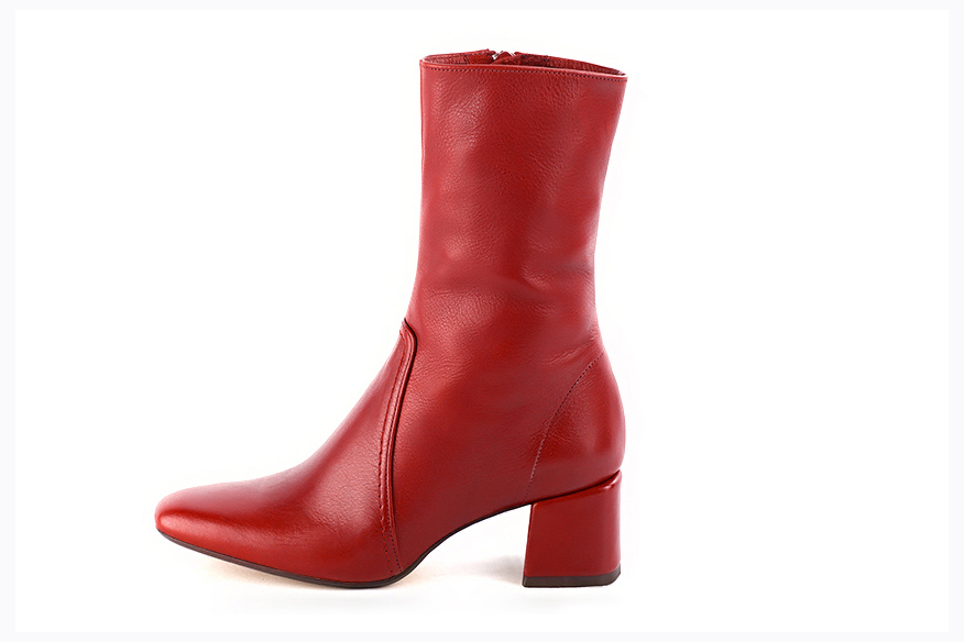 Scarlet red women's ankle boots with a zip on the inside. Square toe. Medium block heels. Profile view - Florence KOOIJMAN
